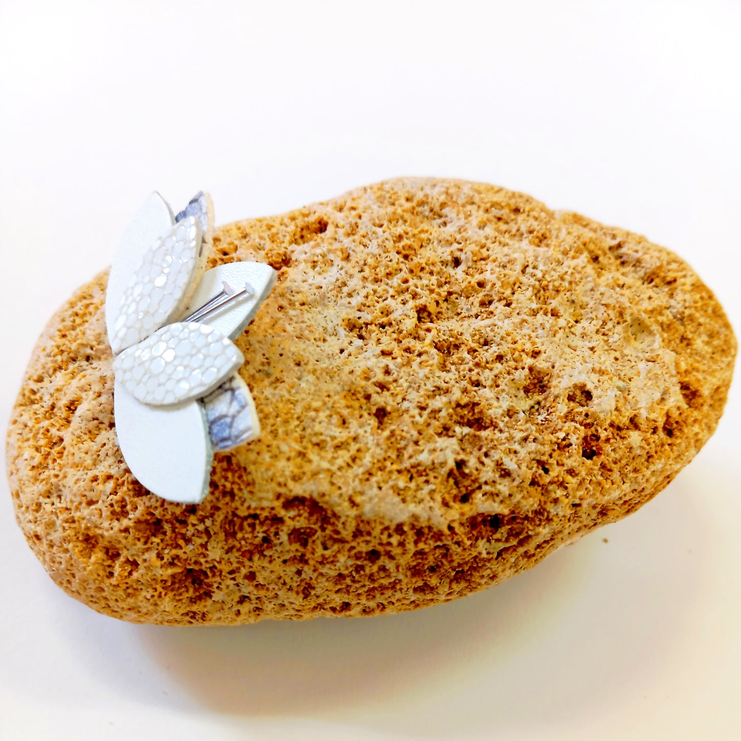 Broche blanco, animal print, gris