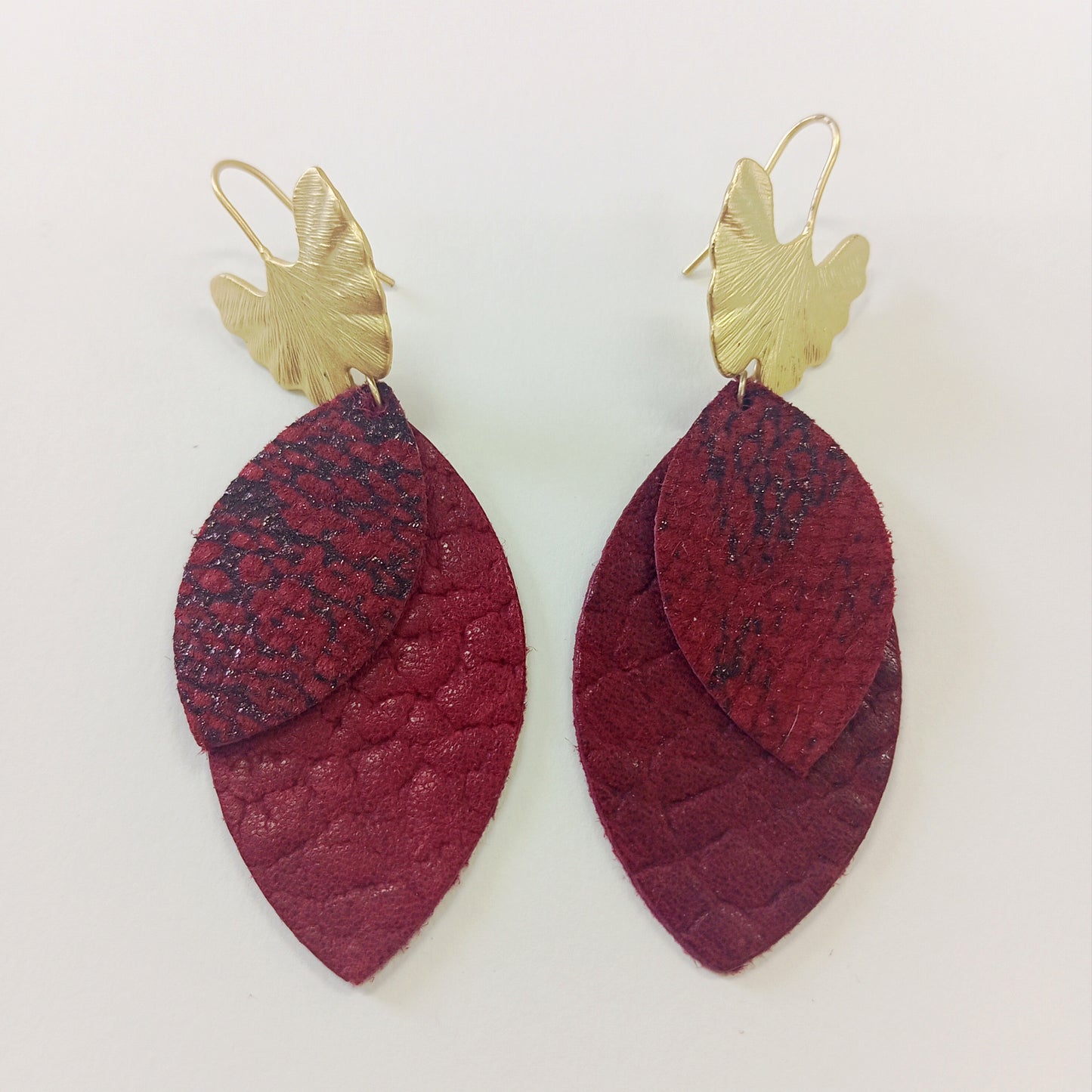 OUTLET Pendientes hoja, rojo burdeos, animal print, gancho fantasía de zamak