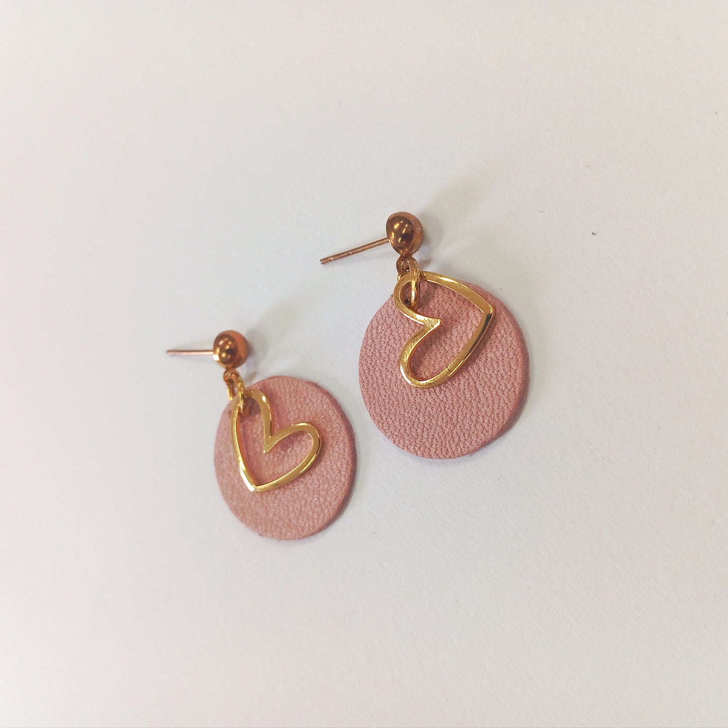 OUTLET Pendientes redondos, rosa palo, accesorios de latón