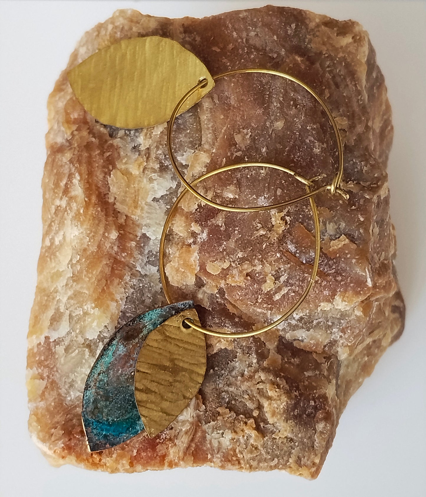 Hojas con pátina, aro