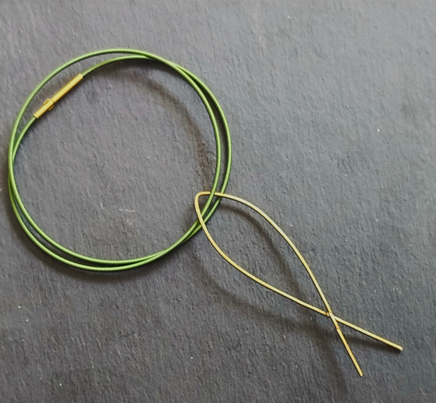 Gargantilla pez alambre