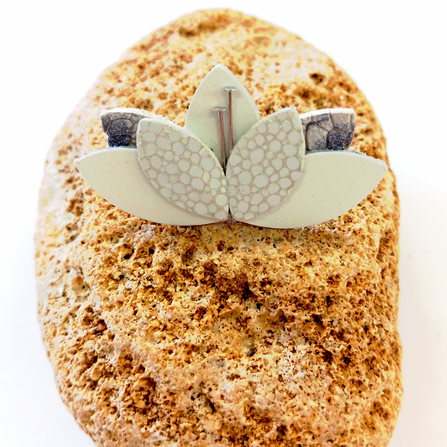 Broche blanco, animal print, gris